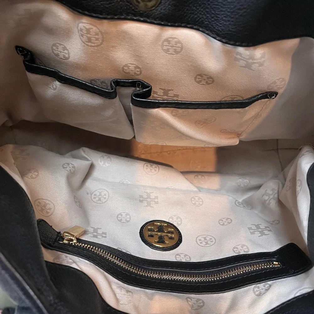 Tory Burch Amanda Hobo Black Pebbled Leather Gold‎ Logo Medallion Shoulder Bag